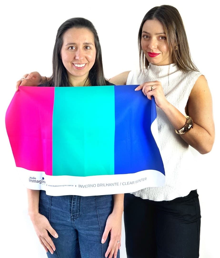 Letícia Leal Rosa com uma cliente em consultoria de coloração